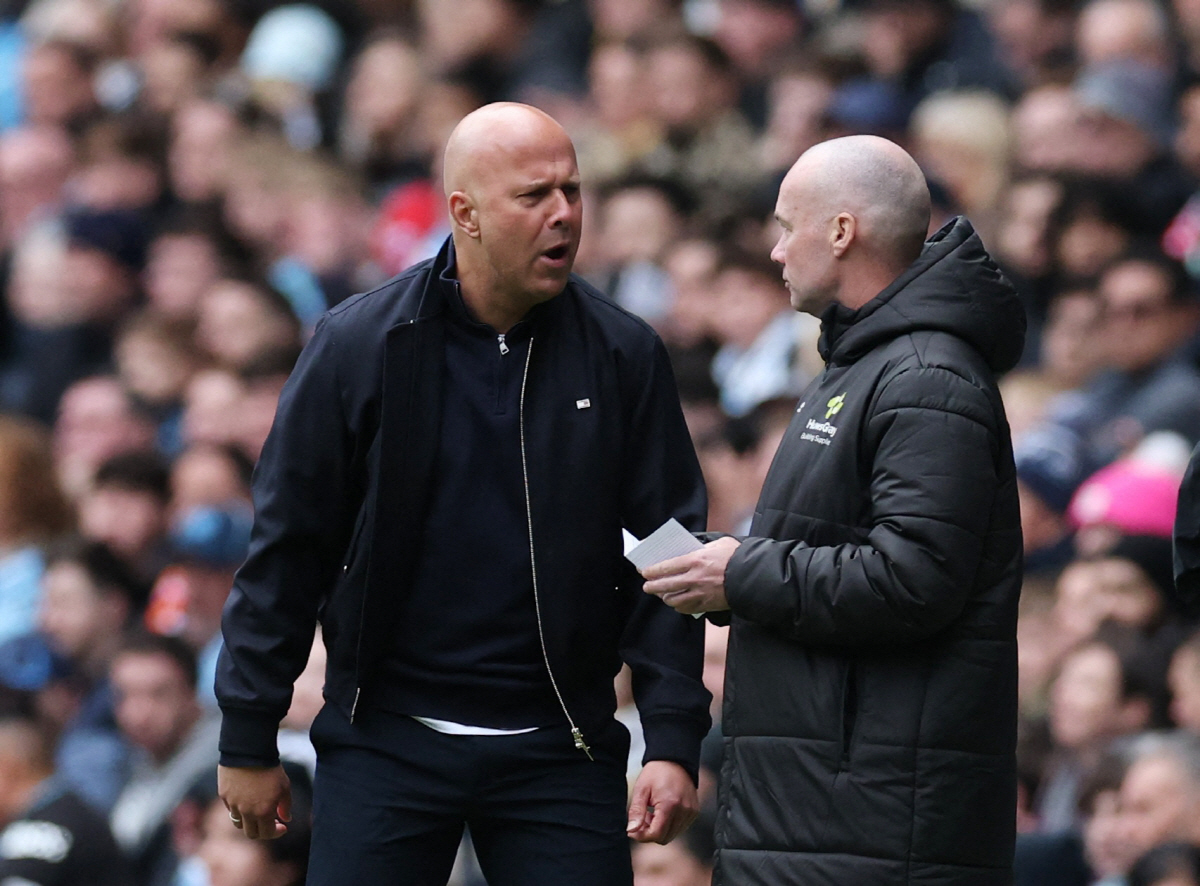 '살라 절친' 역대급 충격 폭로! "살라 감독 때문에 리버풀 떠난다"…'아이러니하게도' 슬롯 감독까지 경질 유력→"팬들 알론소 영입 원해"