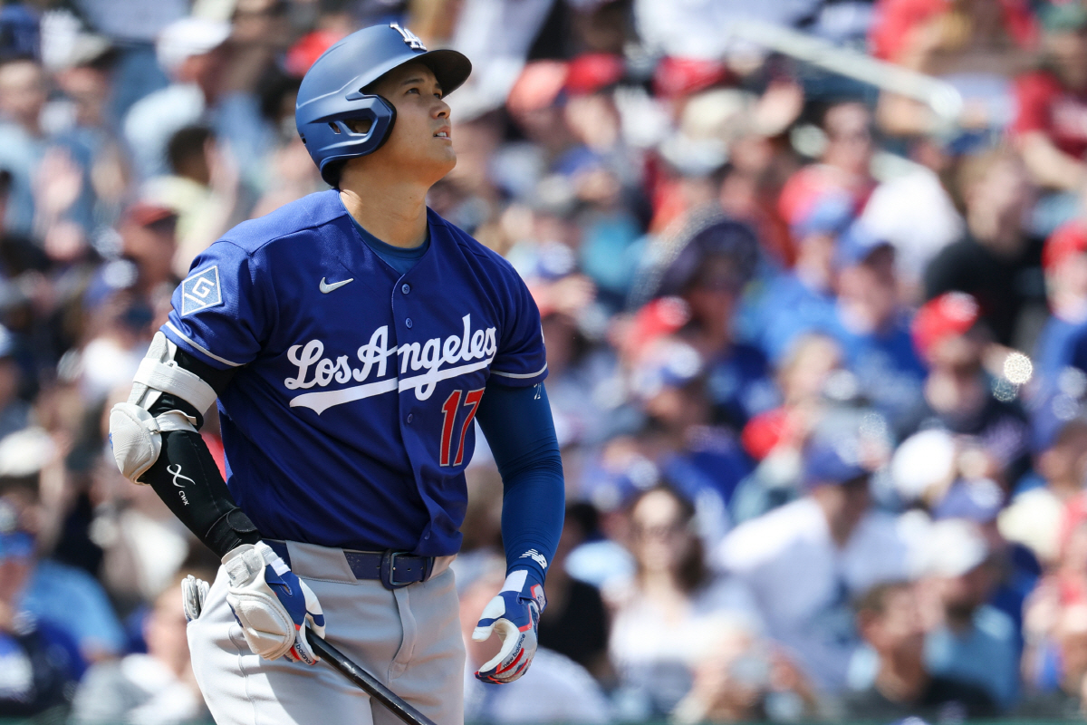 오타니가 지난 4일(한국시각) 워싱턴전에서 3회 우중월 3점포를 날린 뒤 타구를 쳐다보고 있다. AP연합뉴스