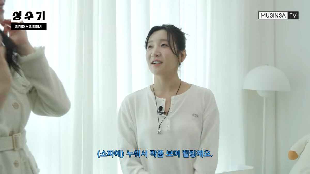 김채연 경악, 김지유 거실 떡하니 걸린 ‘19금 그림’ 뭐길래? “쇼파 누워 힐링해”(‘무신사TV’)