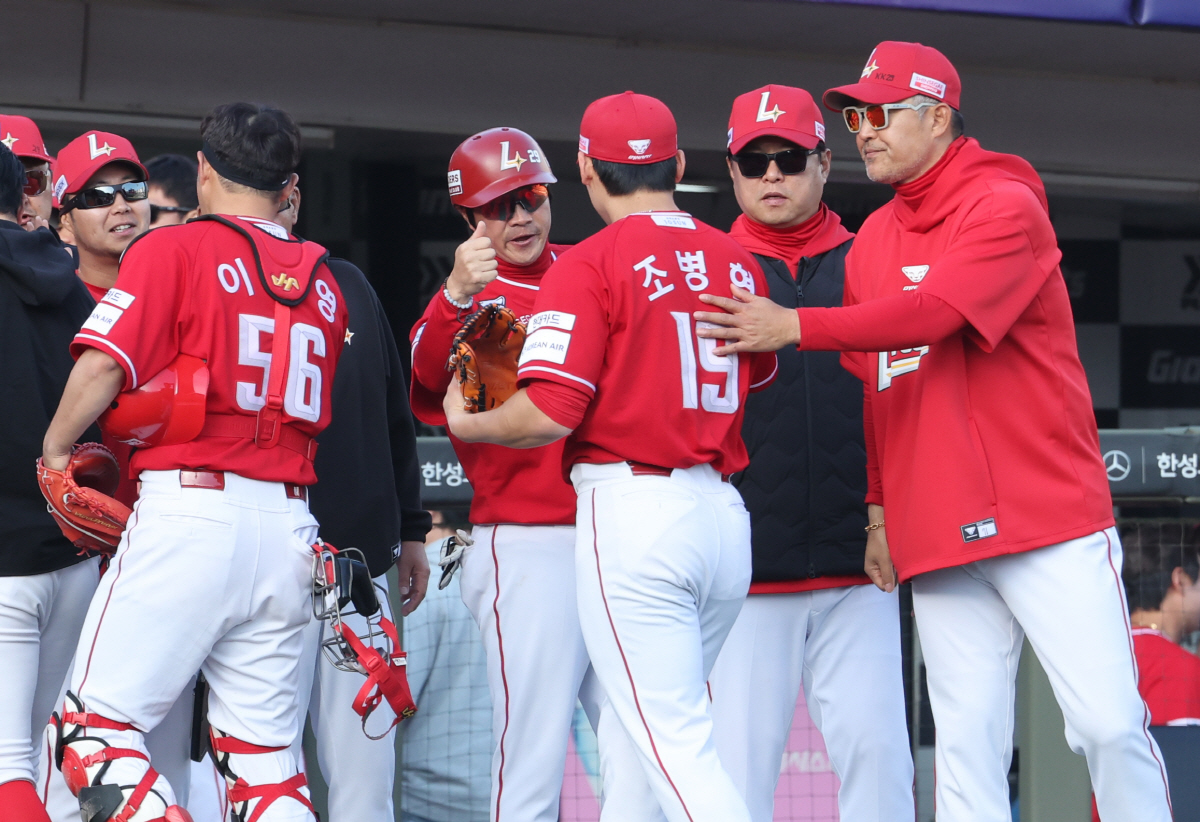 5일 부산 사직야구장에서 열린 프로야구 SSG 랜더스와 롯데 자이언츠의 경기. 4대3으로 승리한 SSG 선수들이 승리의 기쁨을 나누고 있다. 연합뉴스