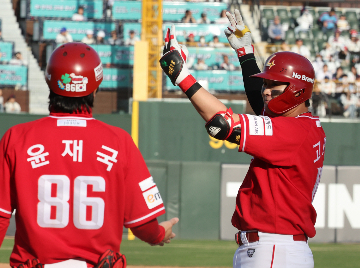 5일 부산 사직야구장에서 열린 프로야구 SSG 랜더스와 롯데 자이언츠의 경기. SSG 고명준이 9회 초 1사 1, 3루에서 중전안타로 타점을 올리고 세리머니를 하고 있다. 연합뉴스