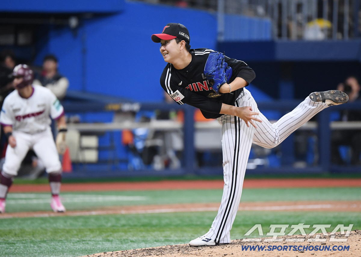 급하게 등판한 유영찬이 실점 위기에서 전력을 다해 투구하고 있다.