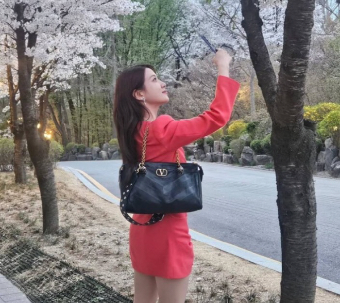 “박은빈 맞아?” 명품 V사 백 들고 ‘레드 초밀착’ 드레스로 파격변신