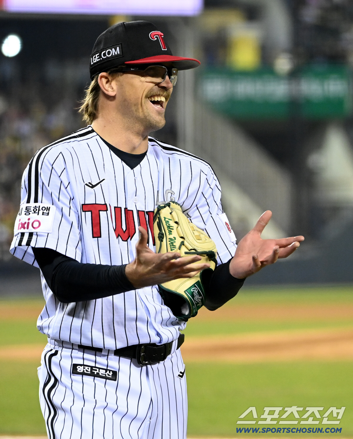 2일 잠실야구장에서 열린 KIA와 LG의 경기. 6회초 투구를 마친 LG 웰스가 1루심의 이물질 검사 요청에 웃음짓고 있다. 잠실=허상욱 기자wook@sportschosun.com/2026.04.02/