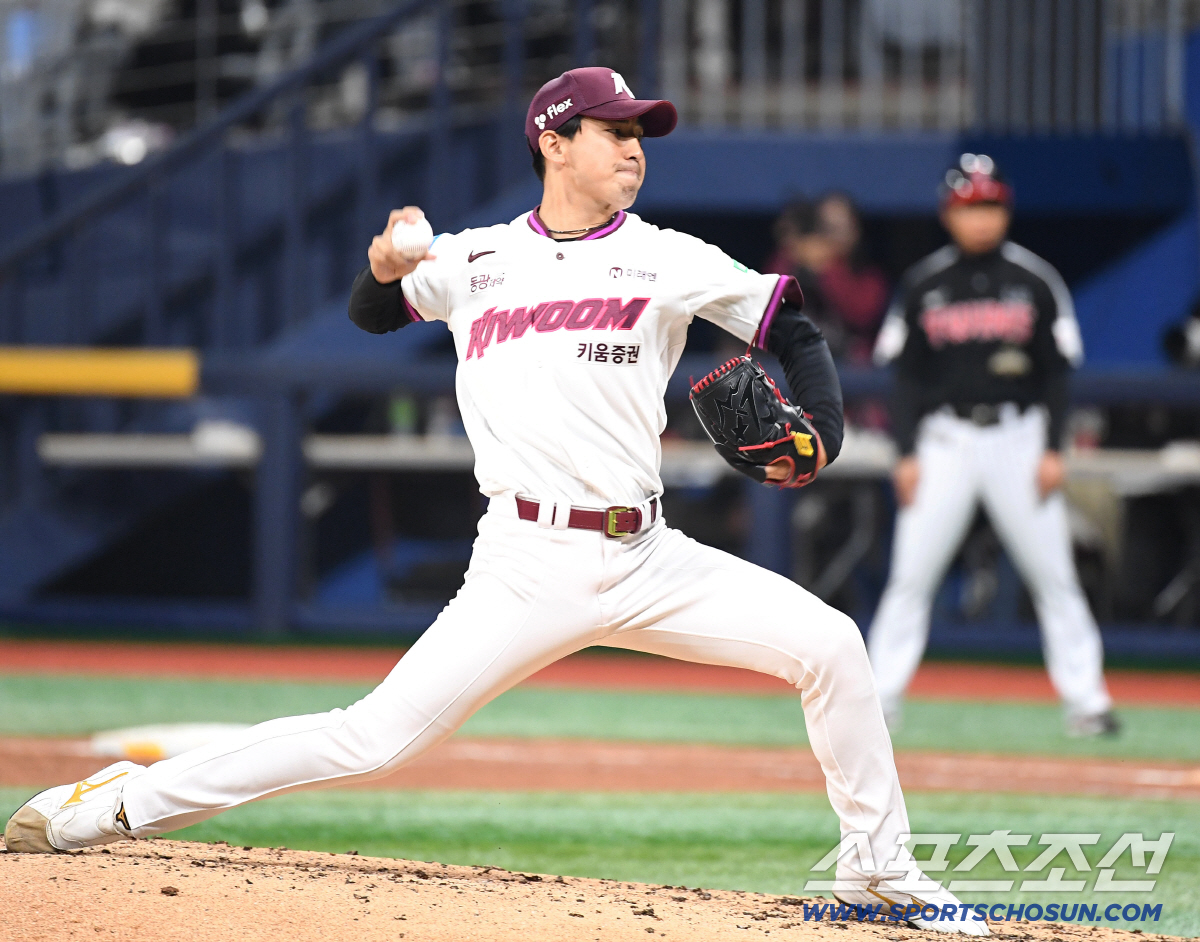 3일 고척돔에서 열린 KBO리그 키움과 LG의 경기. 투구하는 키움 유토. 고척=송정헌 기자songs@sportschosun.com/2026.04.03/