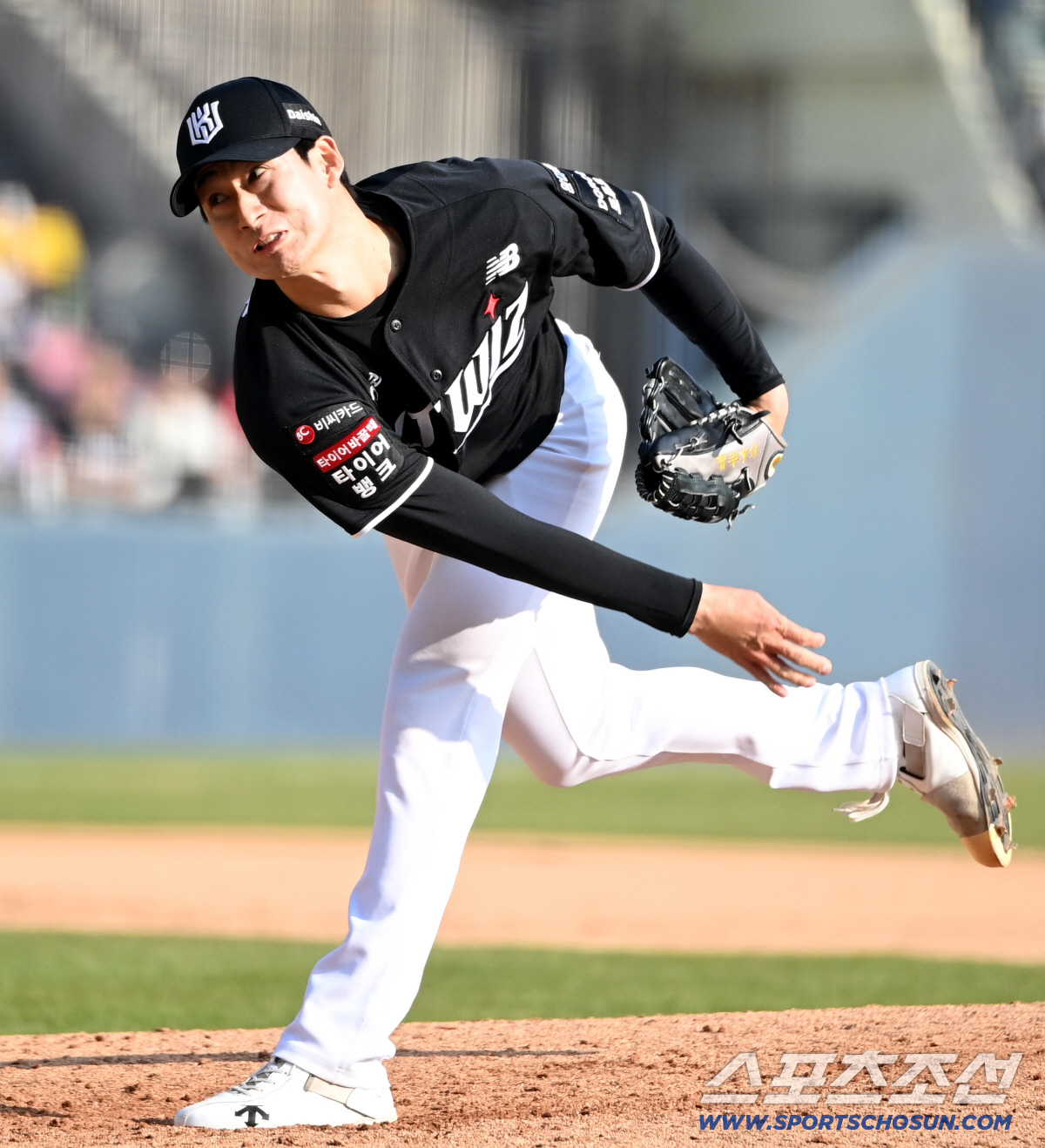 28일 잠실야구장에서 열린 KT와 LG의 개막전. KT 스기모토가 역투하고 있다. 잠실=허상욱 기자wook@sportschosun.com/2026.03.28/