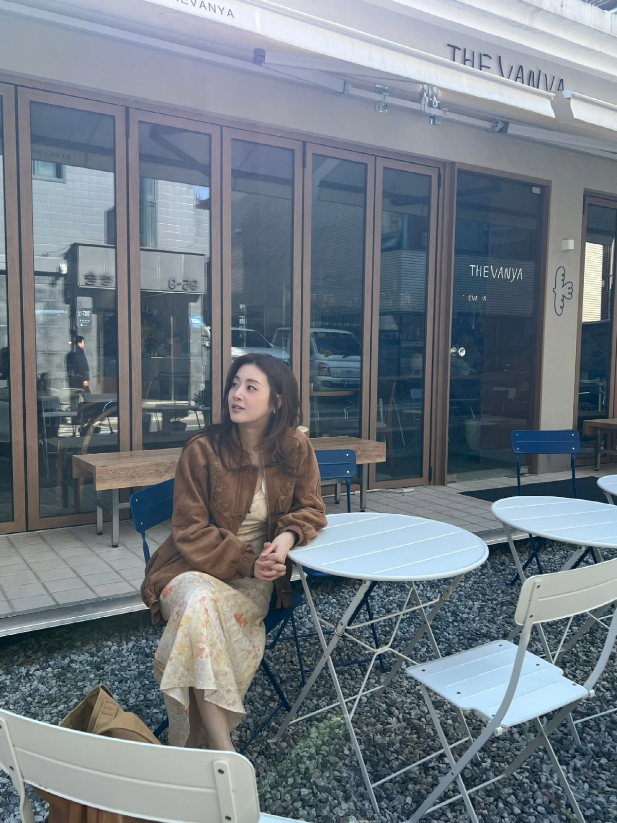 강소라, 벚꽃 나들이 중 드러낸 ‘쇄골 라인’…여리 실루엣 “애 둘 엄마 맞아?”