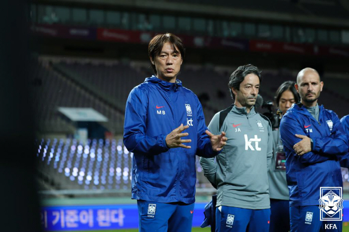 오역과 오해로 빚어진 홍명보 감독 '바지 논란'...'당사자' 아로소 코치는 "내 뜻과 달라, 해당 기사 삭제 요청"[SC이슈]