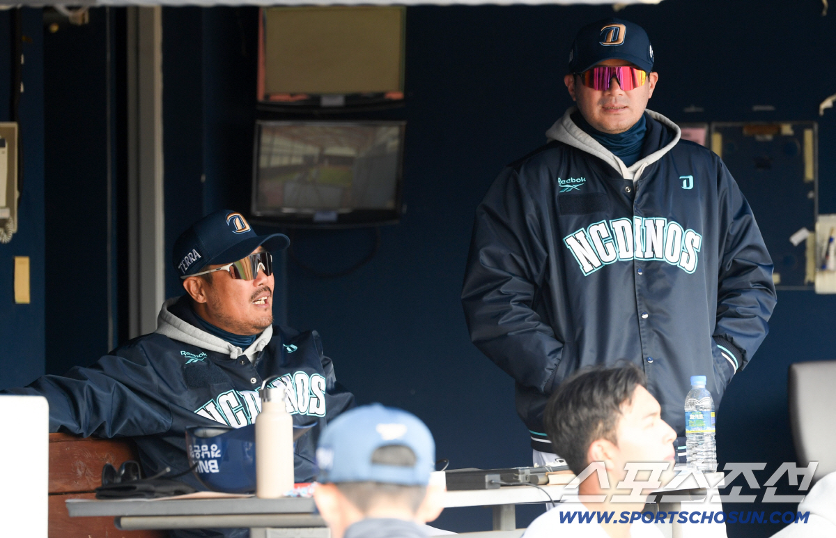 15일 마산야구장에서 열린 NC 다이노스와 키움 히어로즈의 시범경기. NC 이호준 감독, 서재응 코치가 경기를 준비하고 있다. 창원=박재만 기자 pjm@sportschosun.com/2026.03.15/