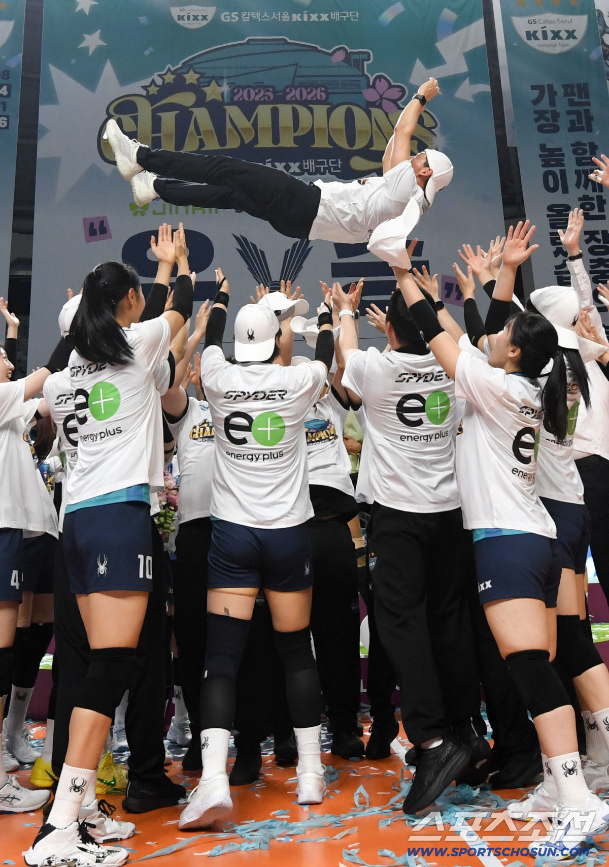 5일 장충체육관에서 열린 V리그 챔피언결정전 GS칼텍스와 도로공사의 경기. 우승을 차지한 GS칼텍스 허세홍 구단주가 헹가래를 받고 있다.. 장충=박재만 기자 pjm@sportschosun.com/2026.04.05/