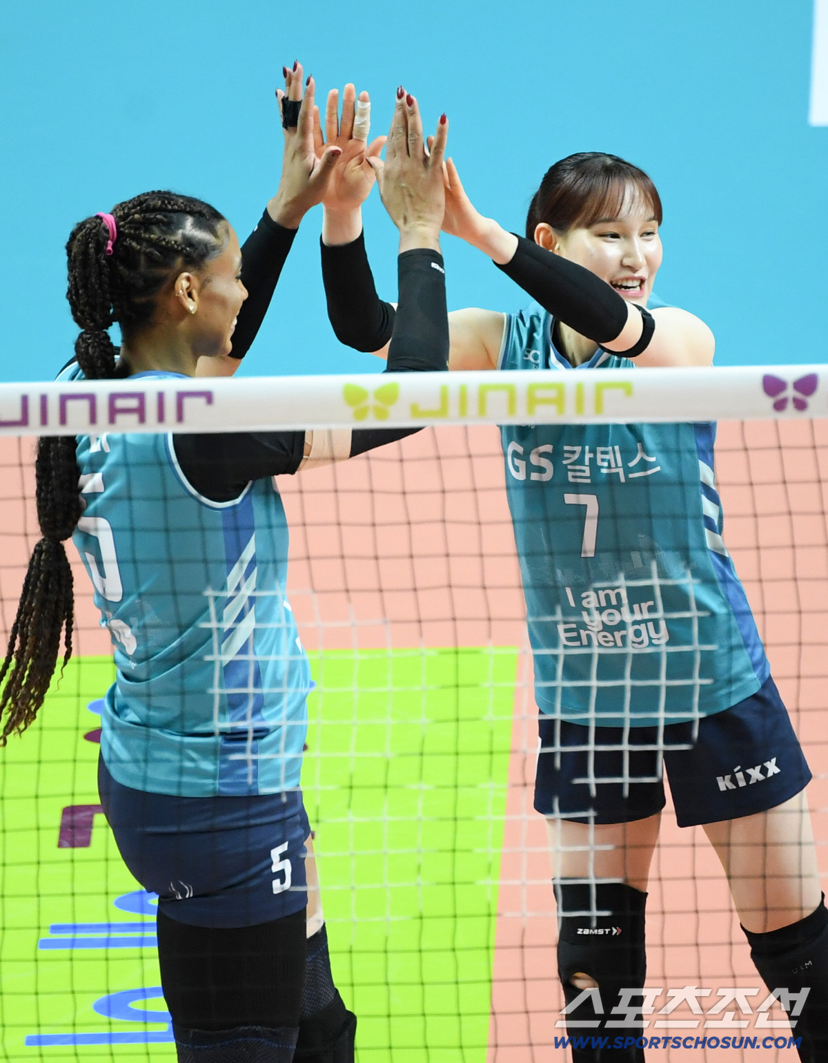 5일 장충체육관에서 열린 V리그 챔피언결정전 GS칼텍스와 도로공사의 경기. GS칼텍스 실바, 안혜진이 득점 후 환호하고 있다. 장충=박재만 기자 pjm@sportschosun.com/2026.04.05/