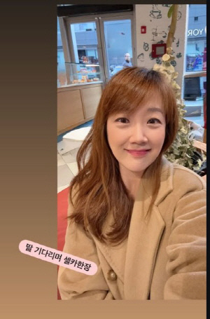 뉴욕댁 서민정, 딸 기다리다 포착된 근황…믿기 힘든 동안 미모