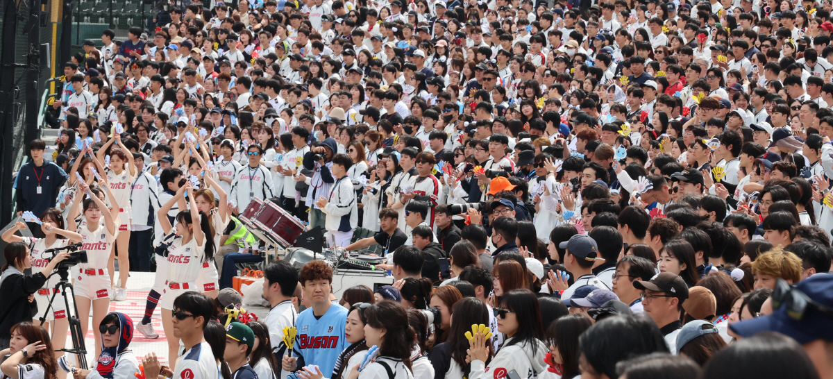 만원 관중의 롯데 응원 (부산=연합뉴스) 강선배 기자 = 5일 부산 사직야구장에서 열린 프로야구 SSG 랜더스와 롯데 자이언츠의 경기에서 만원 관중이 열띤 응원을 하고 있다. 2026.4.5 sbkang@yna.co.kr(끝)