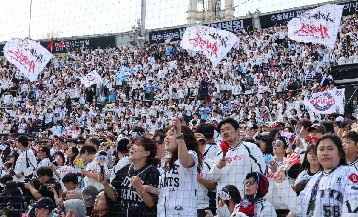 롯데 승리 응원 (부산=연합뉴스) 강선배 기자 = 5일 부산 사직야구장에서 열린 프로야구 SSG 랜더스와 롯데 자이언츠의 경기에서 만원 관중이 열띤 응원을 하고 있다. 2026.4.5 sbkang@yna.co.kr(끝)