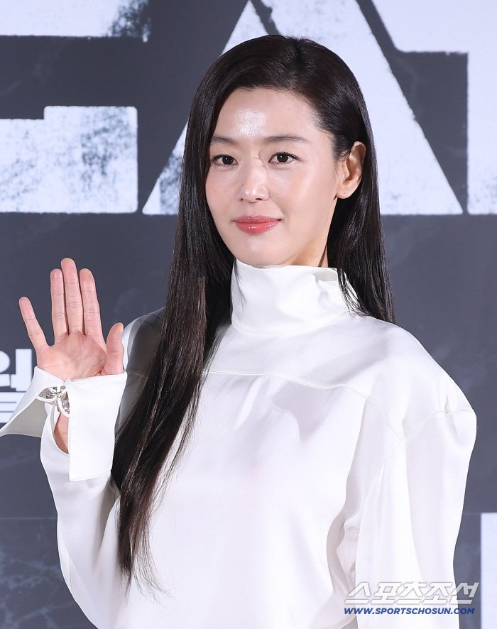 '군체' 전지현 "난 감독님 찐팬"→연상호 감독 "괜히 대배우, 슈퍼★ 아냐" 화답