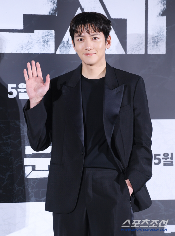 '군체' 연상호 감독 "지창욱, '이렇게 잘생긴 사람도 열심히 살다니' 감탄"