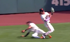 대충격! 이정후, 동료 수비 방해라니 → 쿵! 꽈당 넘어져. 대참사 날 뻔했다! 소통 미스인가 욕심인가