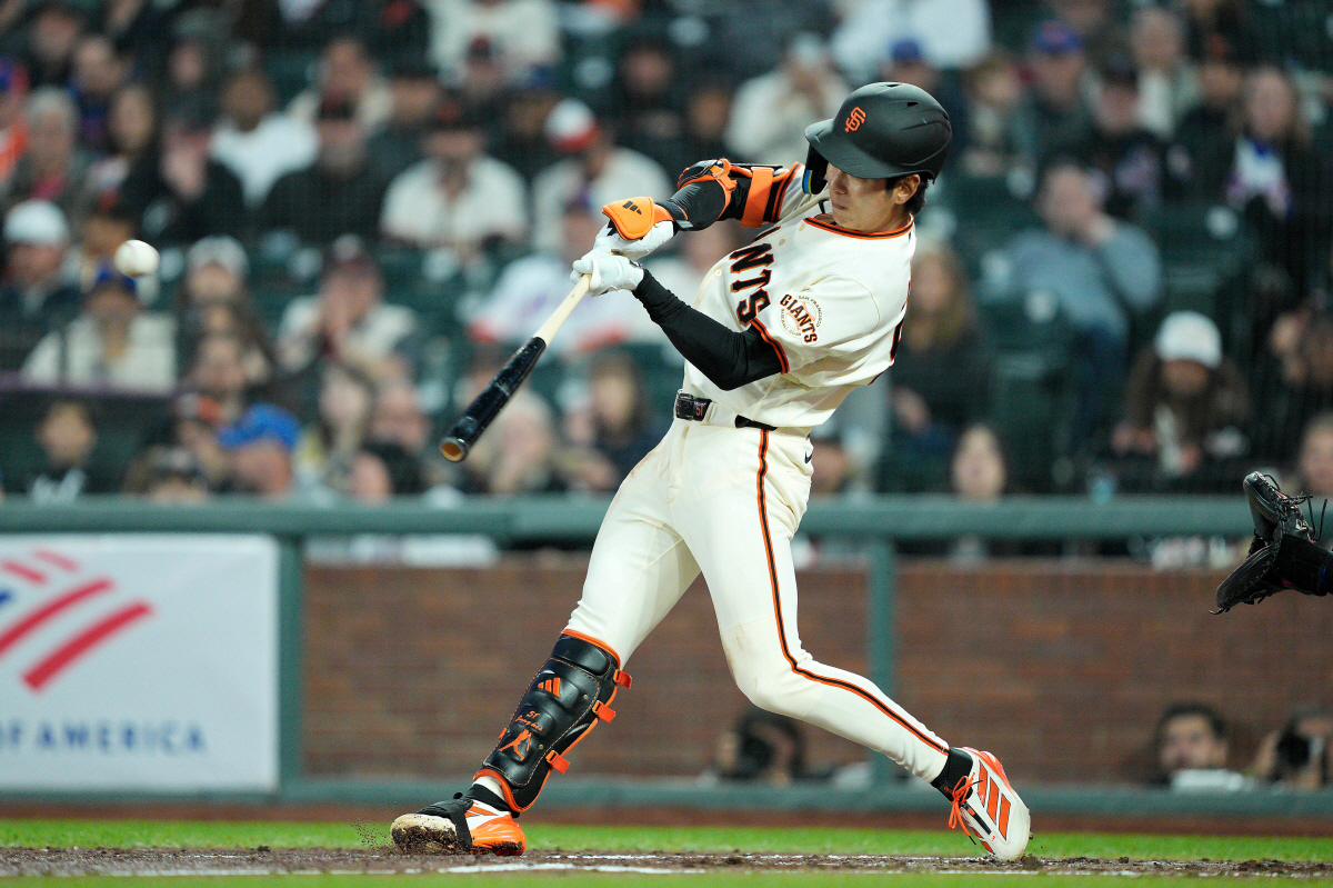 San Francisco Giants' Jung Hoo Lee hits an RBI single during the third inning of a baseball game against the New York Mets in San Francisco, Thursday, April 2, 2026. (AP Photo/Tony Avelar)