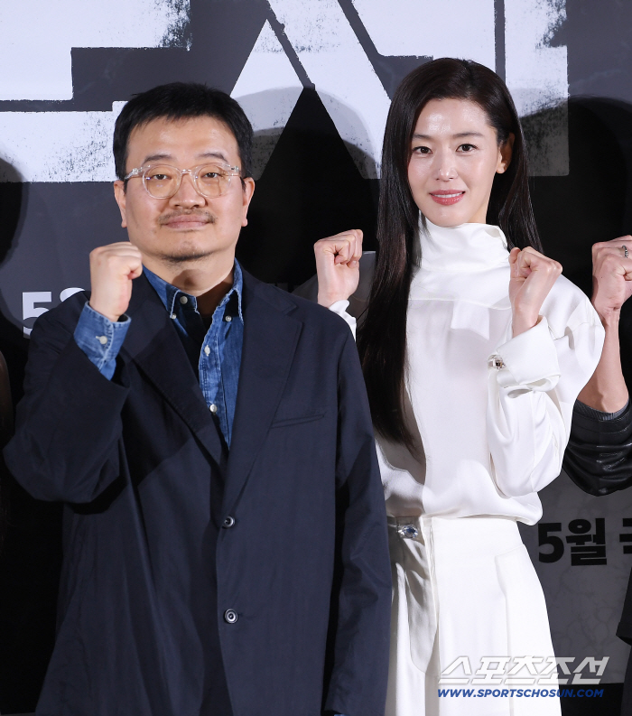 [SC현장] "연상호 감독 찐팬"…꿈 이룬 전지현, '군체'로 11년만 스크린 복귀(종합)