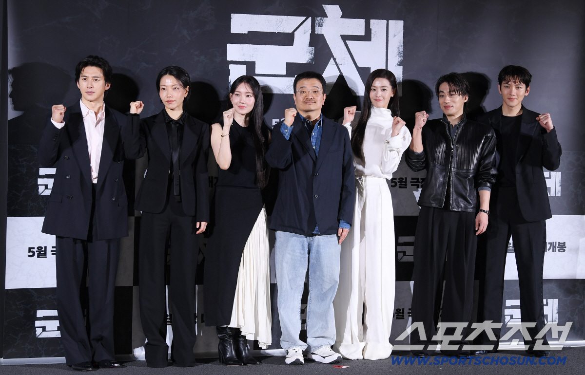 영화 '군체' 제작보고회가 6일 오전 서울 용산CGV에서 열렸다. 고수, 김신록, 신현빈, 연상호 감독, 전지현, 구교환, 지창욱이 포즈 취하고 있다. 정재근 기자 cjg@sportschosun.com/2026.4.6/