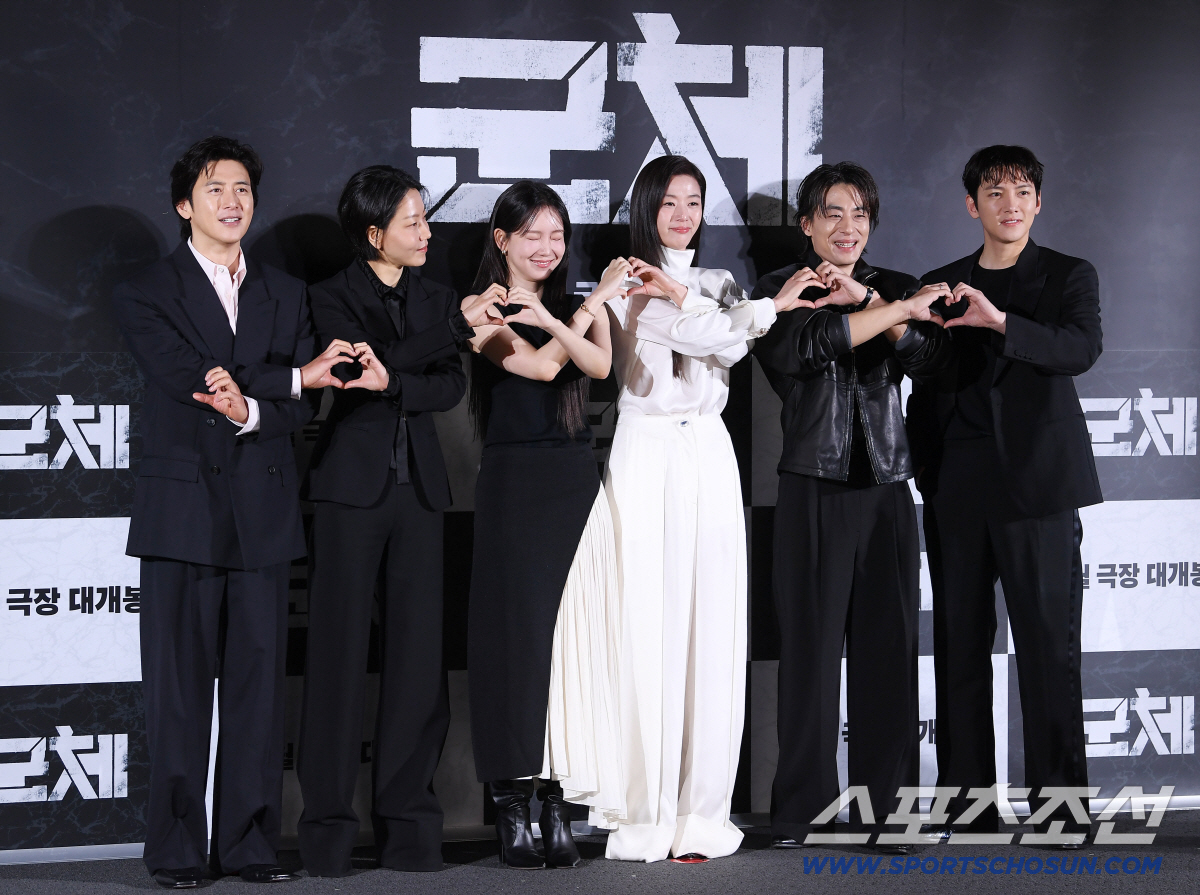 영화 '군체' 제작보고회가 6일 오전 서울 용산CGV에서 열렸다. 고수, 김신록, 신현빈, 전지현, 구교환, 지창욱이 포즈 취하고 있다. 정재근 기자 cjg@sportschosun.com/2026.4.6/