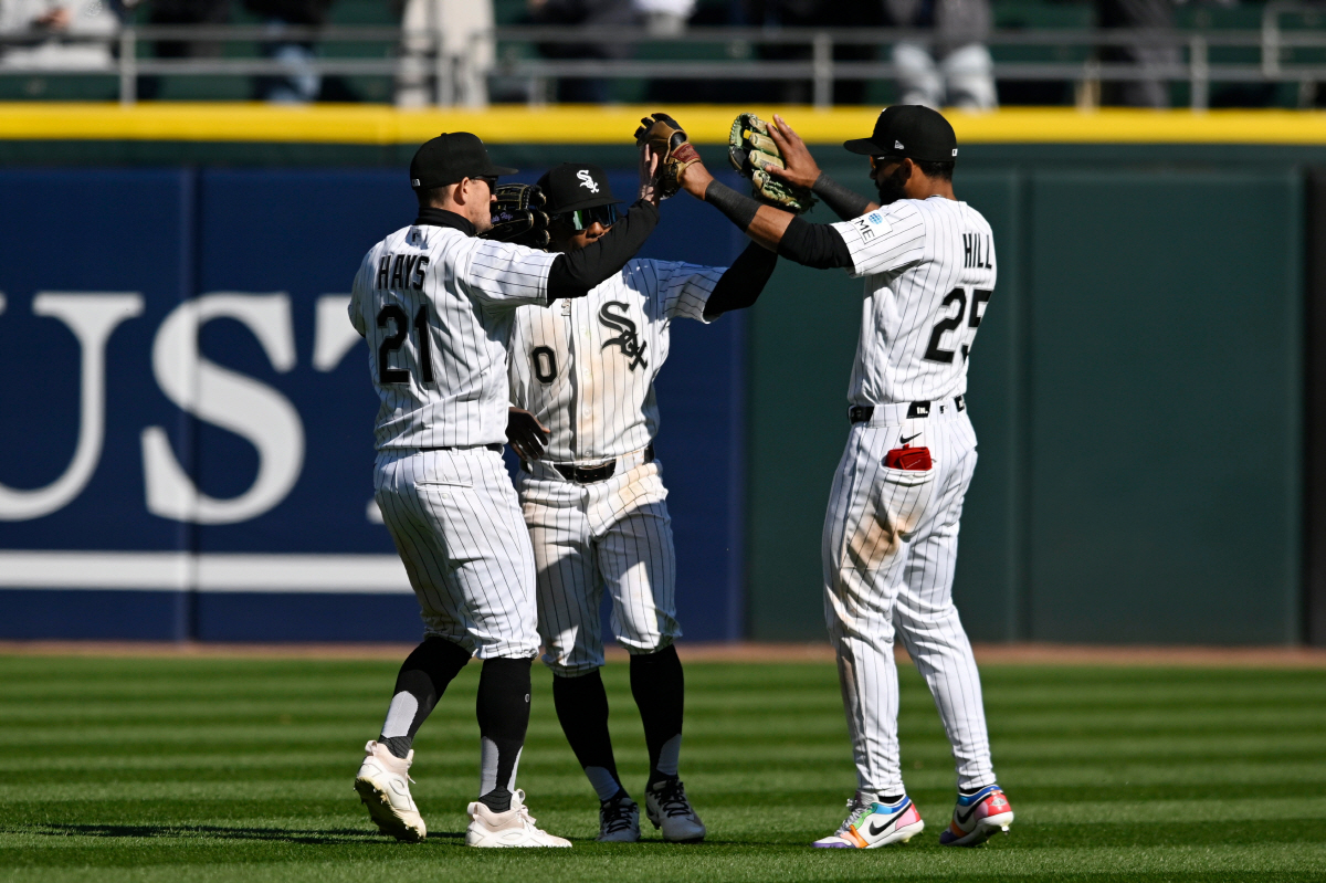 오스틴 헤이스, 루이스앙헬 아쿠냐, 데릭 힐 등 화이트삭스 외야 3인방이 토론토전 승리 후 손을 맞대며 기뻐하고 있다. AP연합뉴스
