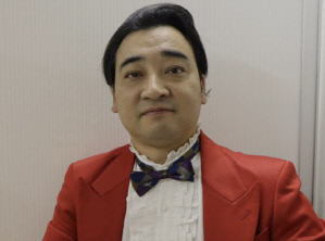 성폭행 혐의 40대 코미디언, 충격 근황..생활고로 거리서 빵 팔고 있었다