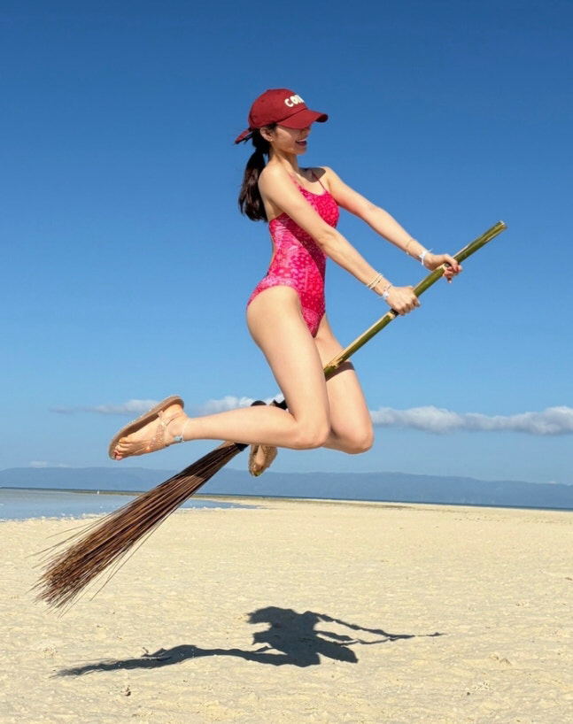 ‘핫핑크 수영복’ 입은 한그루, 보홀서 자유 만끽…쌍둥이 엄마 맞나 싶은 몸매