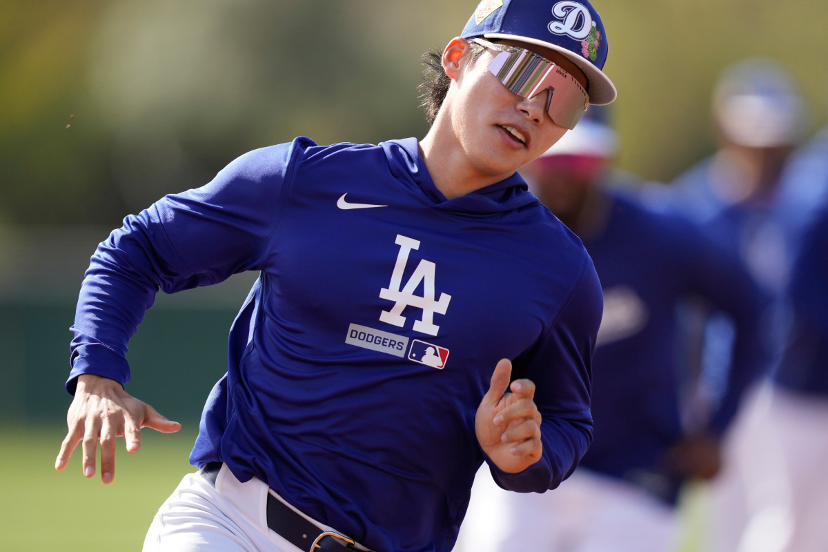 Los Angeles Dodgers second baseman Hyeseong Kim (6) runs drill during spring training baseball, Tuesday, Feb. 24, 2026, in Phoenix. AP연합뉴스