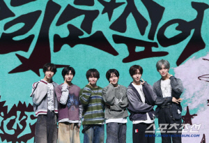 JYP 박진영 빠진 '킥랄'이 뭐길래…킥플립, 뉴질랜드 국적까지 포기한 컴백[SC현장]