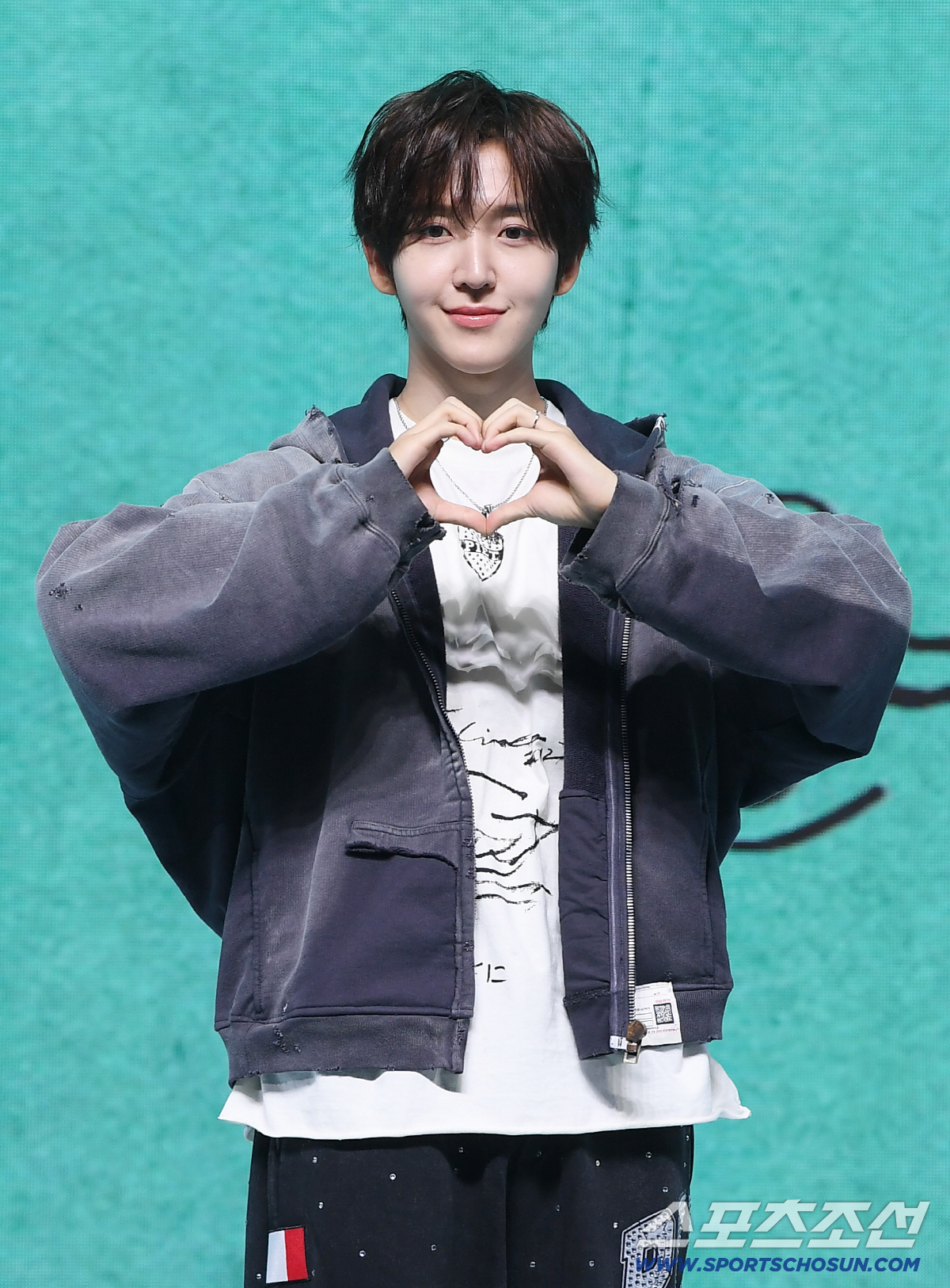 그룹 킥플립의 미니 4집 발매 기념 쇼케이스가 6일 오후 서울 광진구 예스24라이브홀에서 열렸다. 멤버 동현이 포즈 취하고 있다. 정재근 기자 cjg@sportschosun.com/2026.4.6/