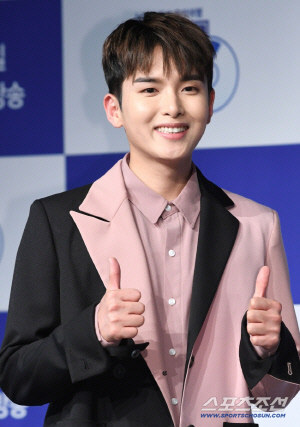 슈주 려욱, 펜스 추락사고 부상자 끝까지 지켰다..“병원도 동행...비난 말라”