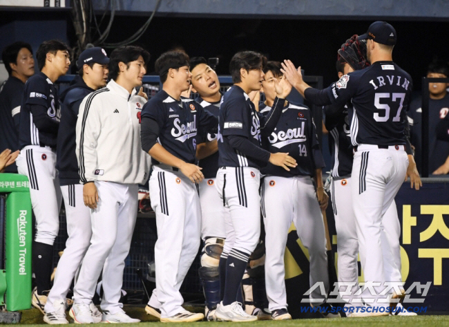 30일 잠실구장에서 열린 LG 트윈스와 두산 베어스의 경기. 6회말 1사 1,2루 두산 콜어빈이 마운드에서 내려오며 하이파이브를 나누고 있다. 잠실=박재만 기자 pjm@sportschosun.com/2025.09.30/