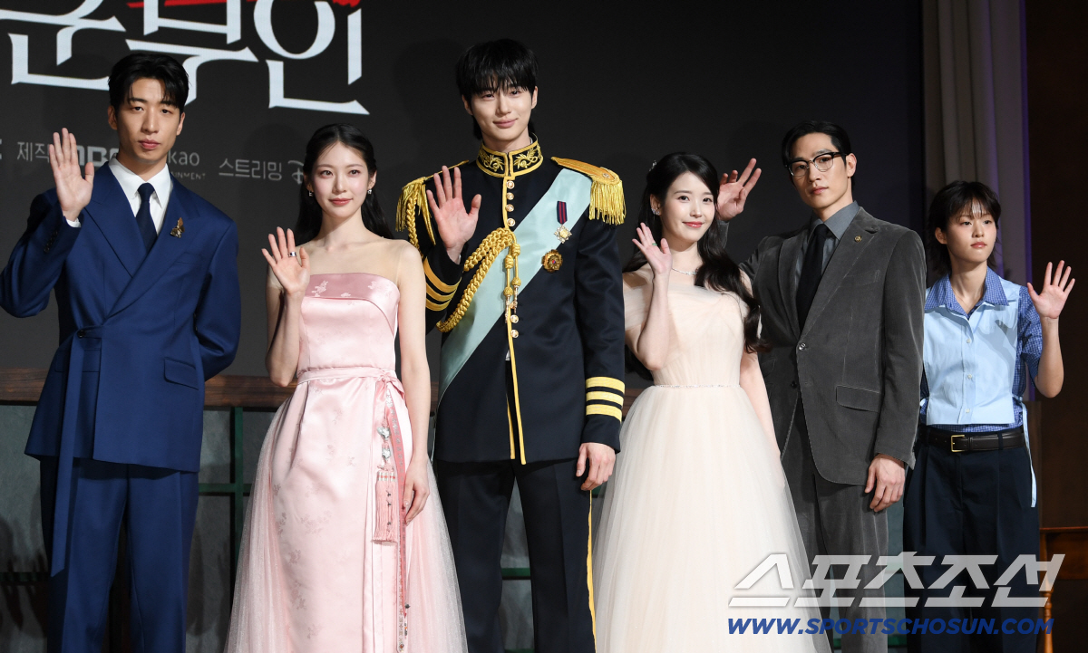 MBC 새 드라마 '21세기 대군부인' 제작발표회가 6일 조선팰리스 서울 강남에서 열렸다. 유수빈, 공승연, 변우석, 아이유, 노상현, 이연이 포토타임을 갖고 있다. 강남=박재만 기자 pjm@sportschosun.com/2026.04.06/