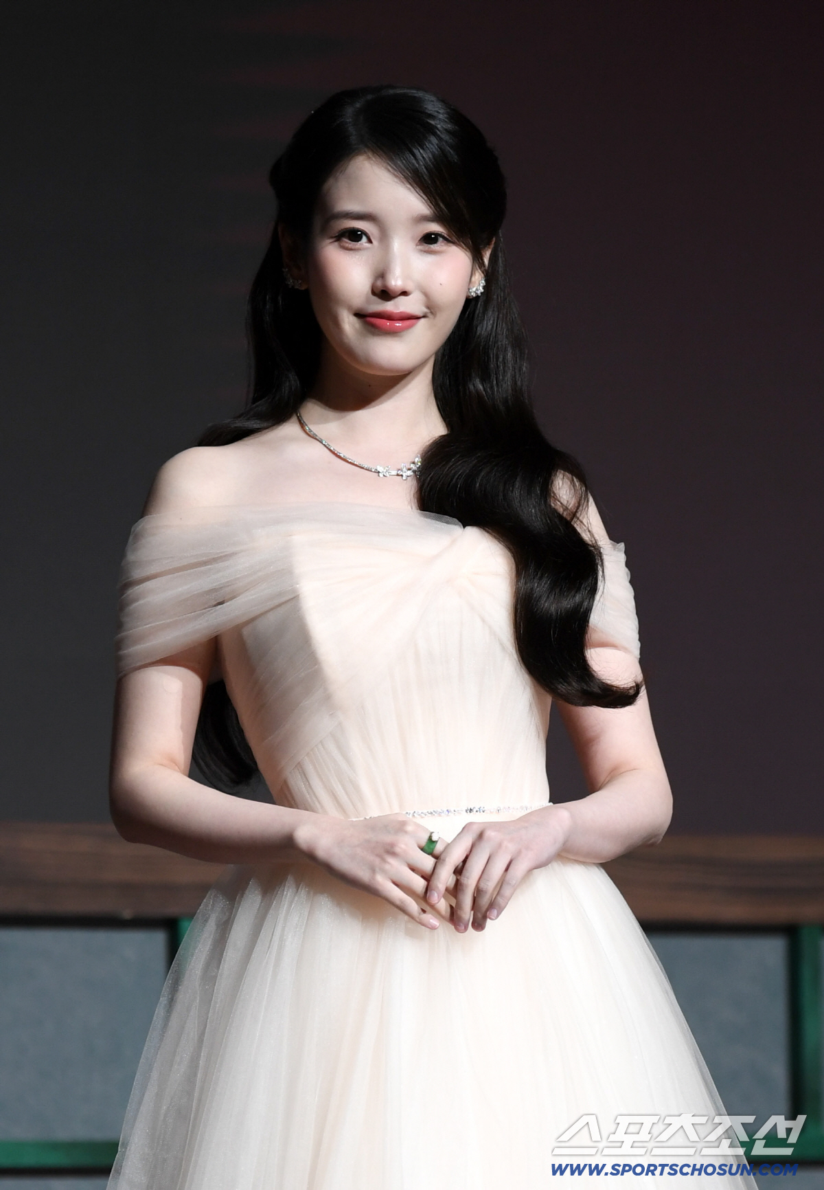 MBC 새 드라마 '21세기 대군부인' 제작발표회가 6일 조선팰리스 서울 강남에서 열렸다. 아이유가 포토타임을 갖고 있다. 강남=박재만 기자 pjm@sportschosun.com/2026.04.06/