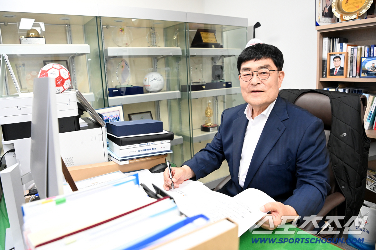 박상수 삼척시장이 6일 강원 삼척시청에서 진행된 스포츠조선과의 인터뷰에 앞서 포즈를 취하고 있다. 삼척=허상욱 기자wook@sportschosun.com/2026.04.06/