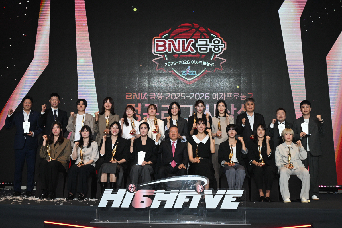 '역시 국보센터!' 박지수 역대 5번째 정규리그 MVP 선정