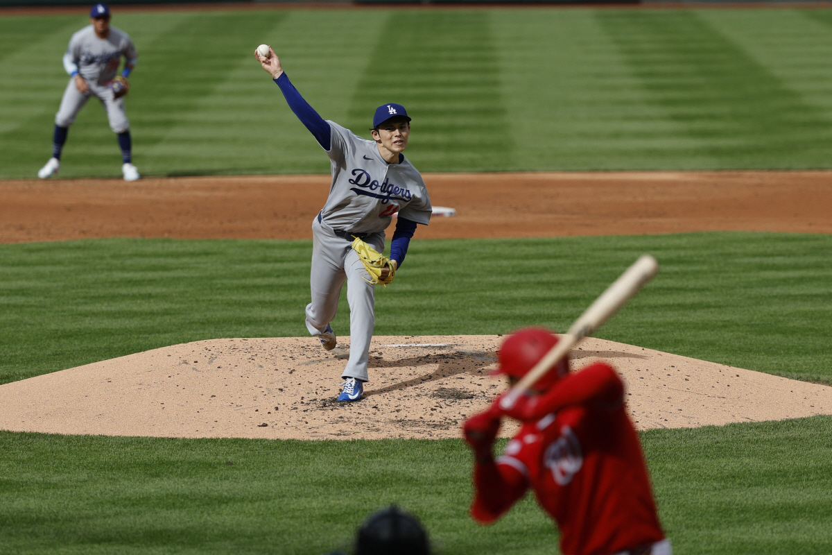 사사키 로키가 6일(한국시각) 워싱턴과의 원정경기에서 3회 호세 테냐에게 투구를 하고 있다. Imagn Images연합뉴스