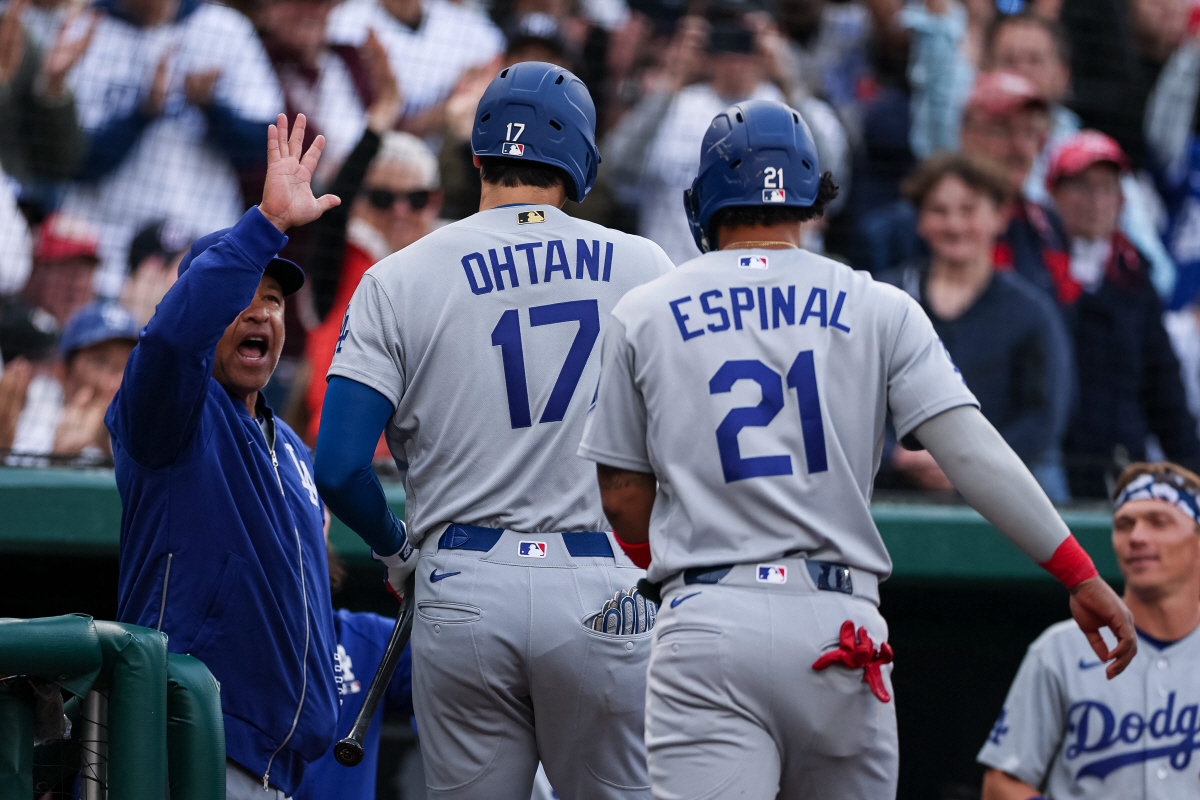데이브 로버츠 감독이 8회초 희생플라이를 날리고 들어오는 오타니를 맞고 있다. AFP연합뉴스