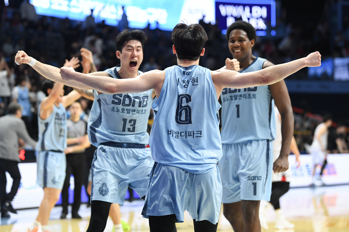 "삼위일체" 소노의 '언더독 반란' 더 값진 이유…감독-선수-구단 '믿음-칭찬 릴레이', 최초 10연승+PO행 기록적인 역사 만들어