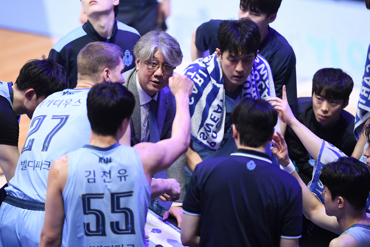 "삼위일체" 소노의 '언더독 반란' 더 값진 이유…감독-선수-구단 '믿음-칭찬 릴레이', 최초 10연승+PO행 기록적인 역사 만들어