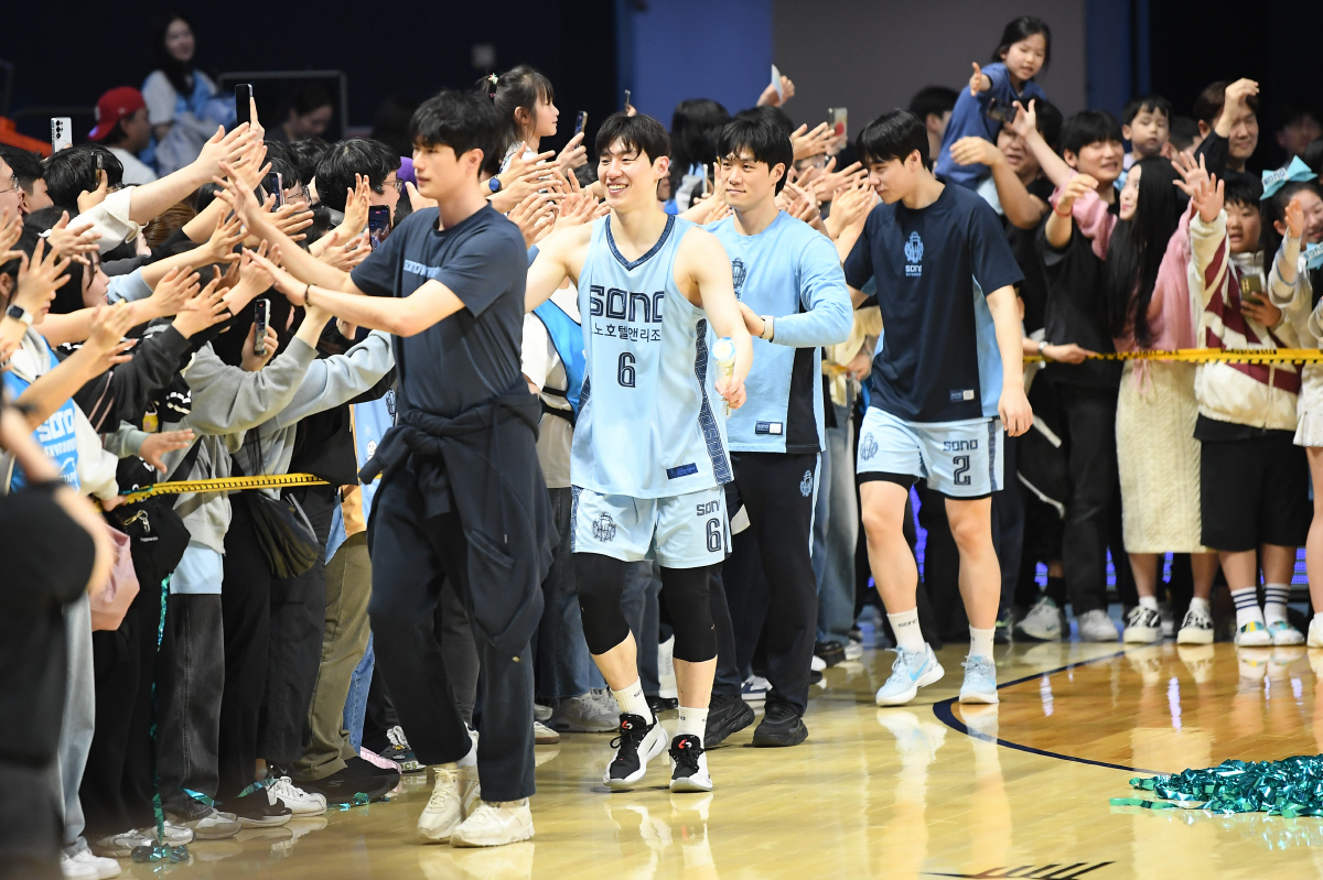 "삼위일체" 소노의 '언더독 반란' 더 값진 이유…감독-선수-구단 '믿음-칭찬 릴레이', 최초 10연승+PO행 기록적인 역사 만들어