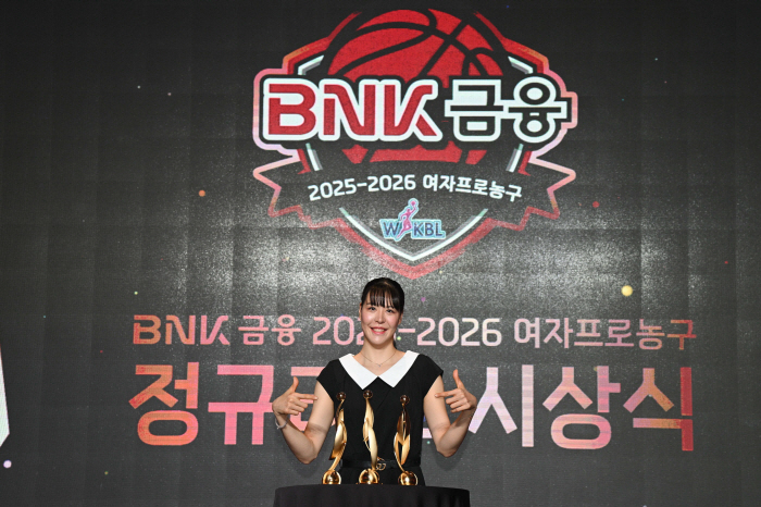 역대 5번째 정규리그 MVP 뽑힌 박지수, "같은 팀 3명이 경쟁했기에 더욱 특별했다"