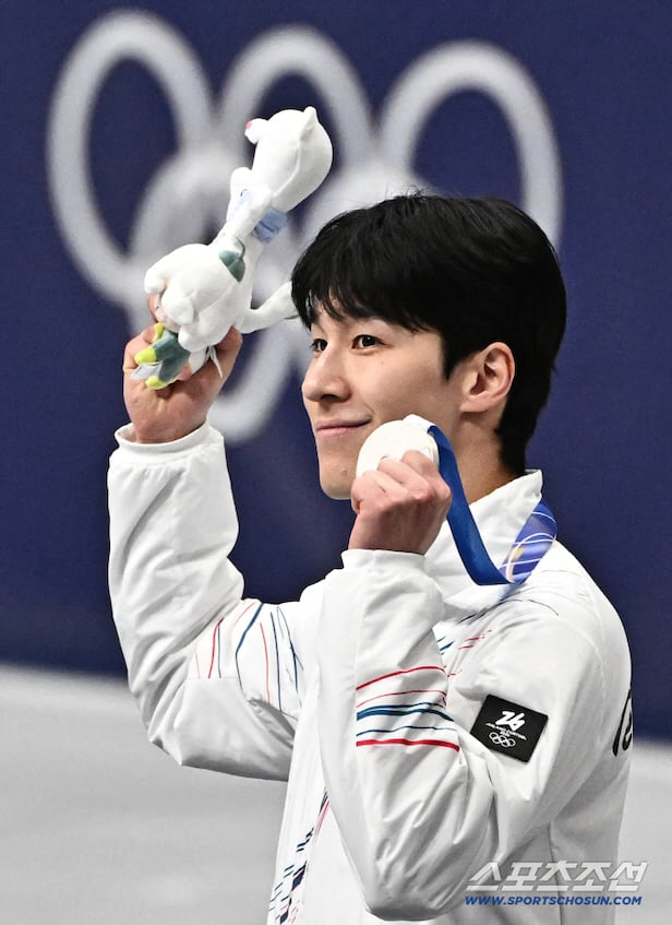 [속보]'박지원 고의 충돌 의혹, 린샤오쥔과 법정 다툼' 韓 쇼트트랙 간판 황대헌 입장 표명 "더 침묵하는 건 책임감 있는 태도 아냐"