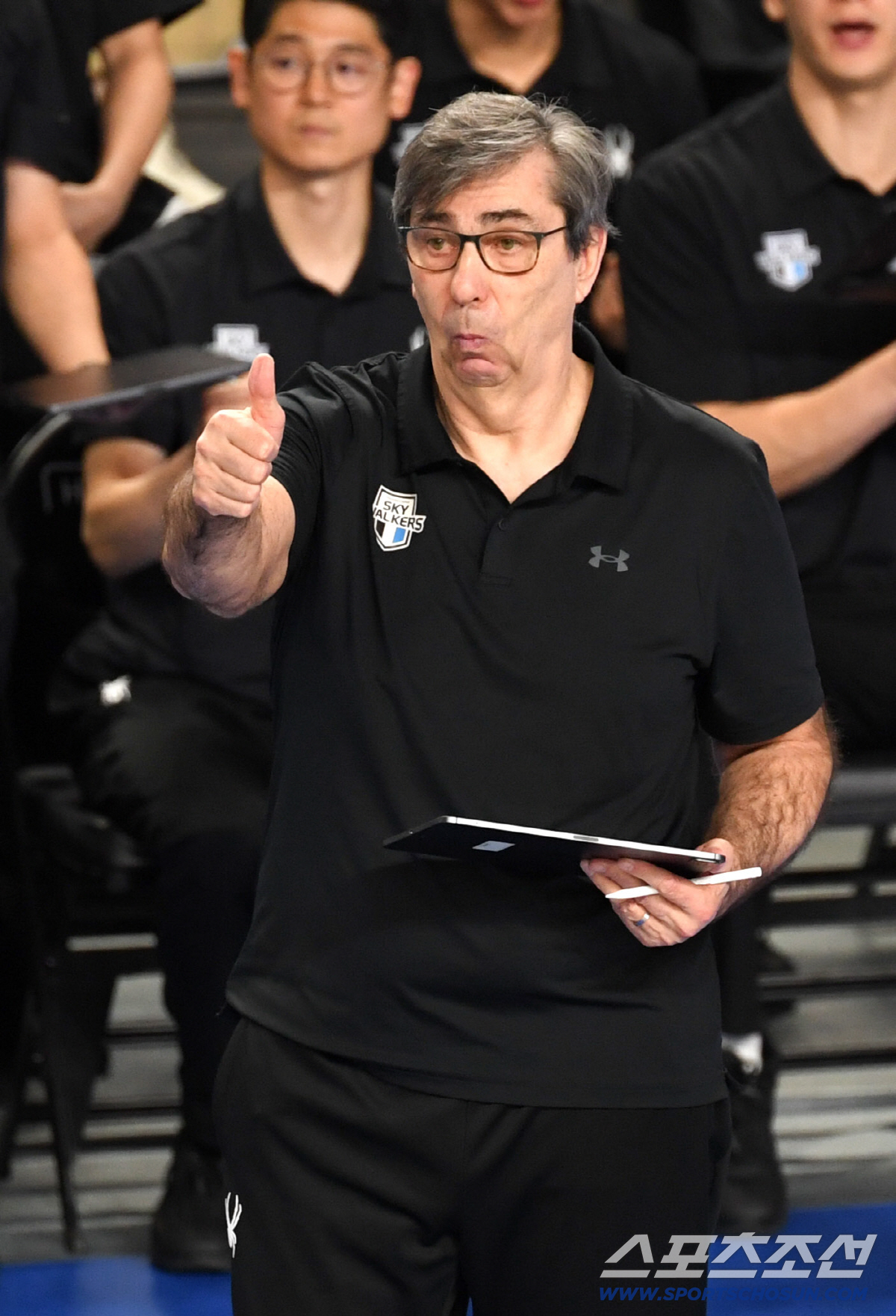 6일 천안 유관순체육관에서 열린 V리그 챔피언결정전 현대캐피탈과 대한항공의 경기. 현대캐피탈 필립 블랑 감독이 레오를 향해 엄지를 치켜세우고 있다. 천안=박재만 기자 pjm@sportschosun.com/2026.04.06/