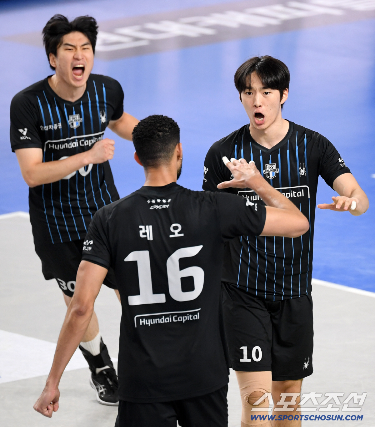 6일 천안 유관순체육관에서 열린 V리그 챔피언결정전 현대캐피탈과 대한항공의 경기. 현대캐피탈 김진영이 득점 후 환호하고 있다. 천안=박재만 기자 pjm@sportschosun.com/2026.04.06/