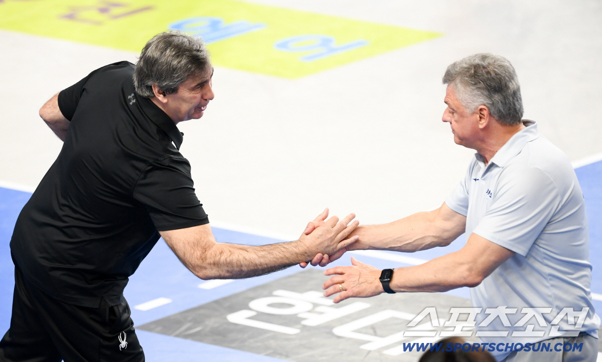 6일 천안 유관순체육관에서 열린 V리그 챔피언결정전 현대캐피탈과 대한항공의 경기. 현대캐피탈 필립 블랑 감독과 대한항공 헤난 달 조토 감독이 인사를 나누고 있다. 천안=박재만 기자 pjm@sportschosun.com/2026.04.06/