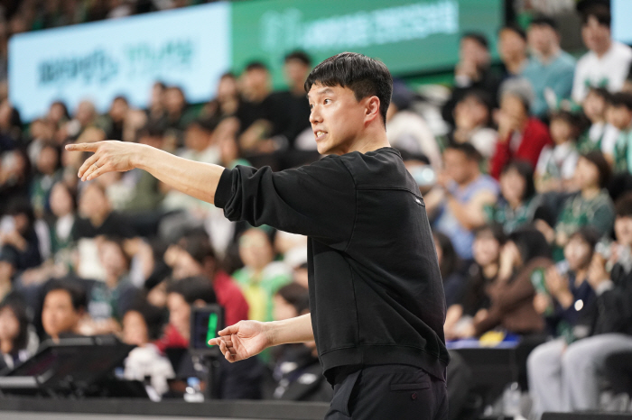 [현장인터뷰] '꼴찌의 압도적 승리' 김효범 감독 
