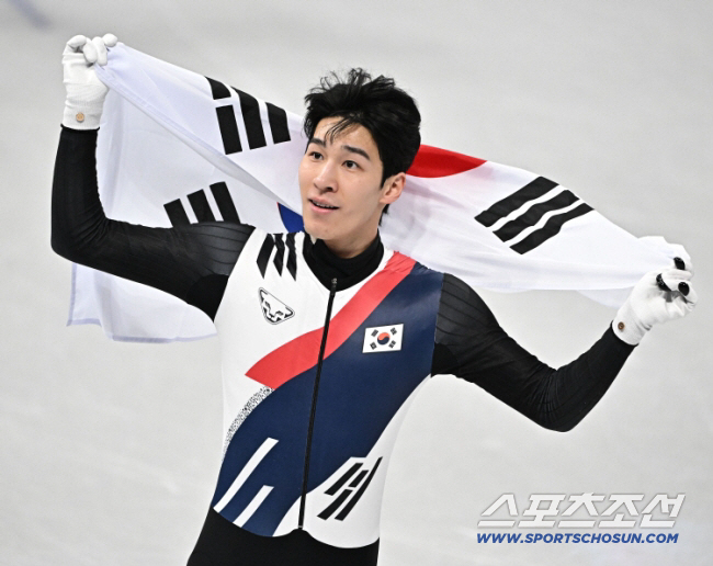 15일(한국시간) 이탈리아 밀라노 아이스스케이팅 아레나에서 열린 쇼트트랙 남자 1500m 결승전. 은메달을 차지한 황대헌. 밀라노(이탈리아)=송정헌 기자songs@sportschosun.com/2026.02.15/