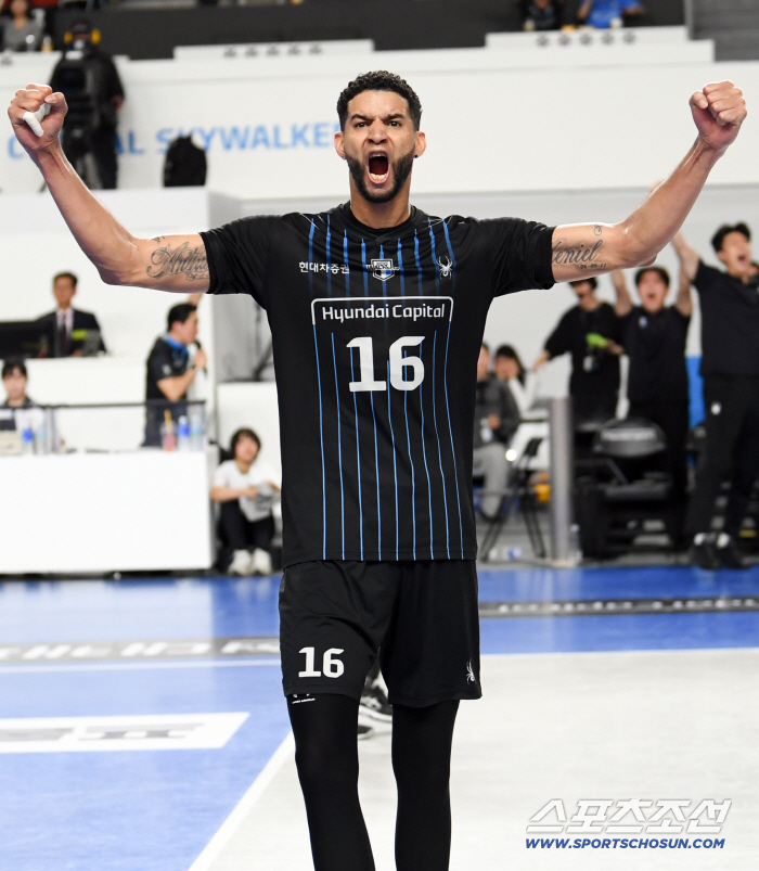 논란의 서브 날린 당사자 레오의 한 마디 "그 분노가 100% 경기력으로 나왔다" [천안 현장]